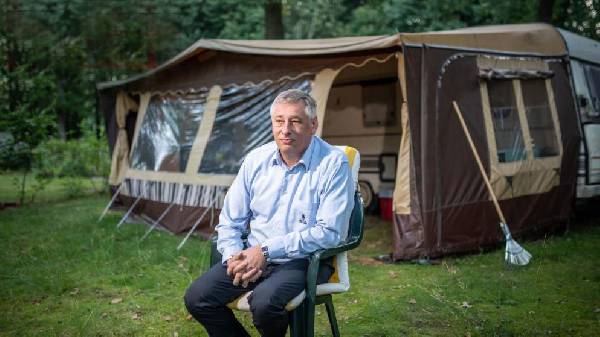 der EU-Abgeordnete Helmut Geuking wohnt auf dem Campingplatz. Gibt es das auch bei uns?